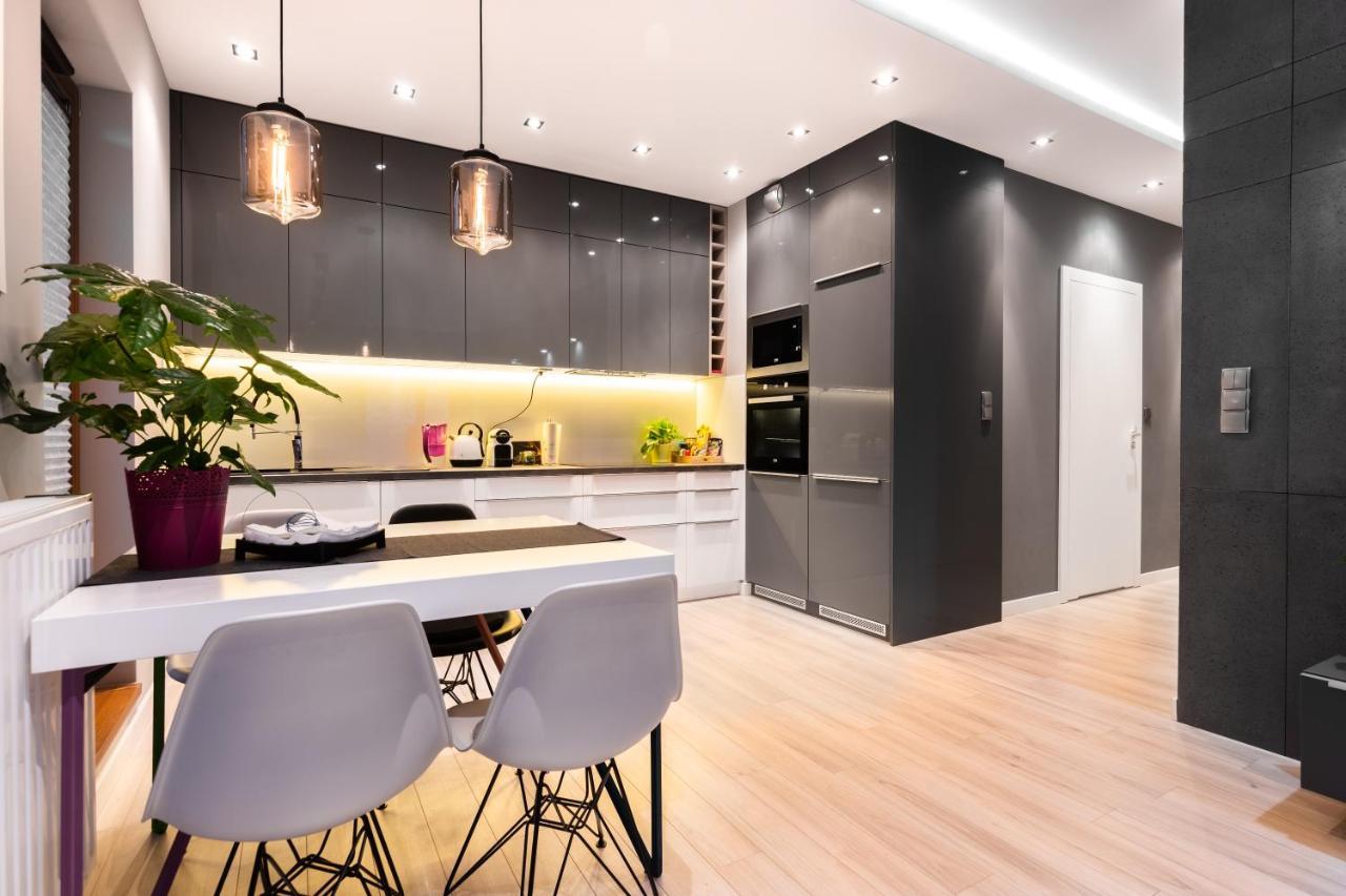 Elegant Business Accommodation With Parking - By Upstairs Krasków Exterior foto