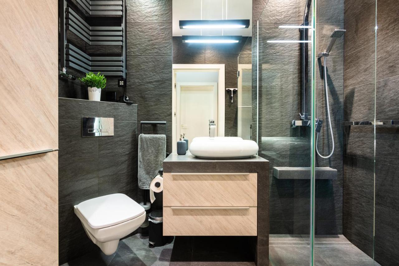 Elegant Business Accommodation With Parking - By Upstairs Krasków Exterior foto