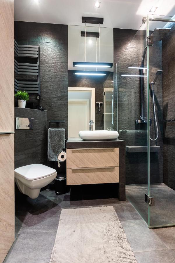 Elegant Business Accommodation With Parking - By Upstairs Krasków Exterior foto