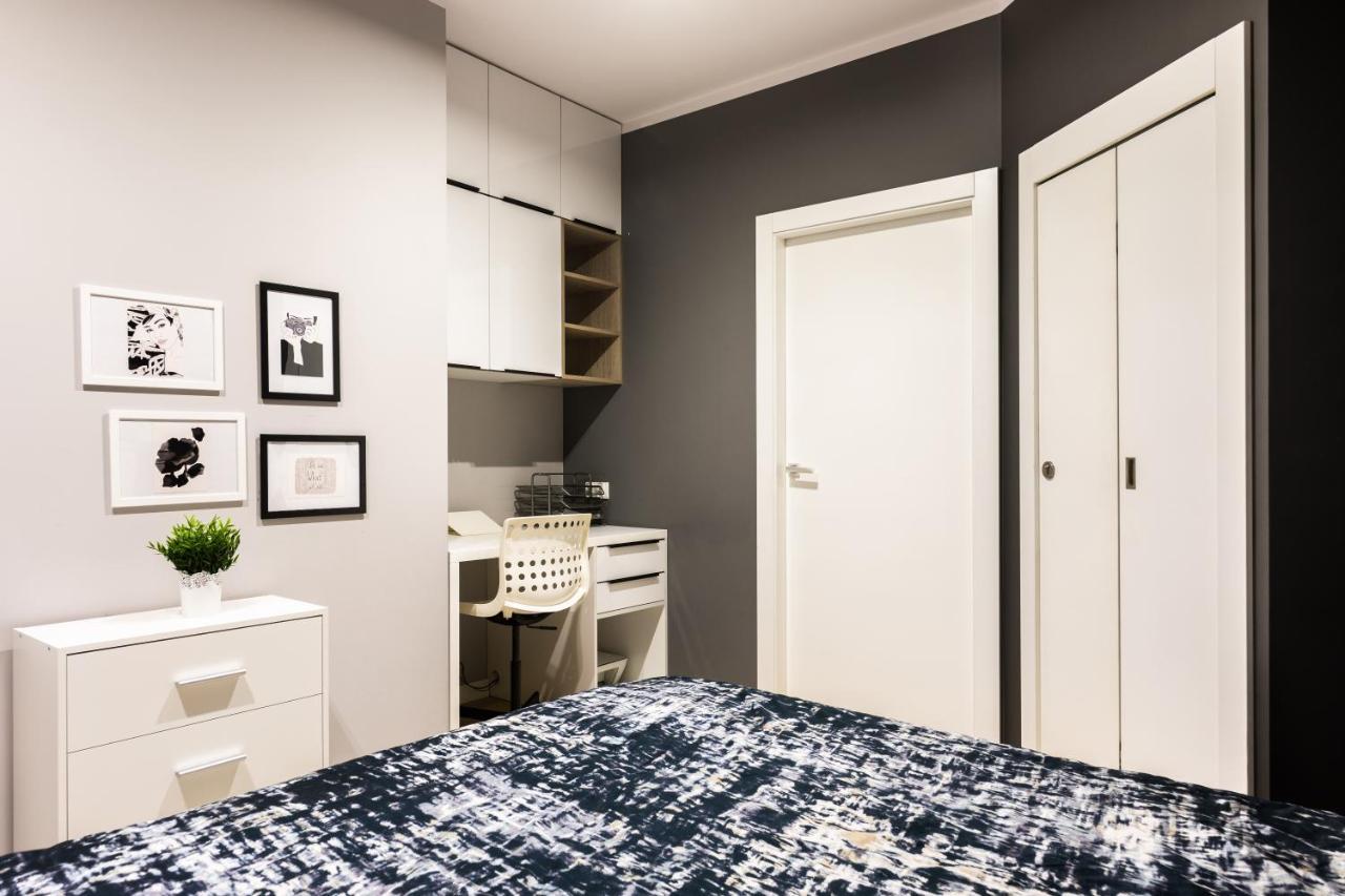 Elegant Business Accommodation With Parking - By Upstairs Krasków Exterior foto