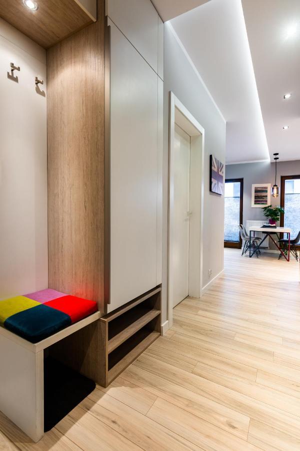 Elegant Business Accommodation With Parking - By Upstairs Krasków Exterior foto